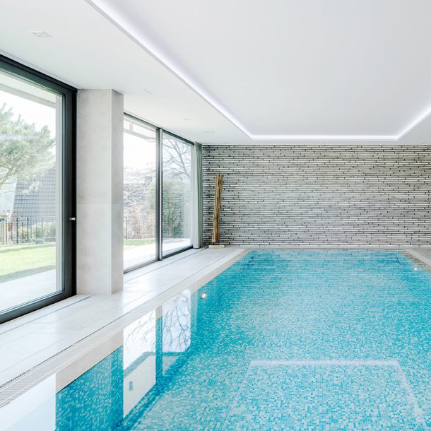 Innenansicht eines modernen Geb&auml;udes mit Pool im Innenbereich