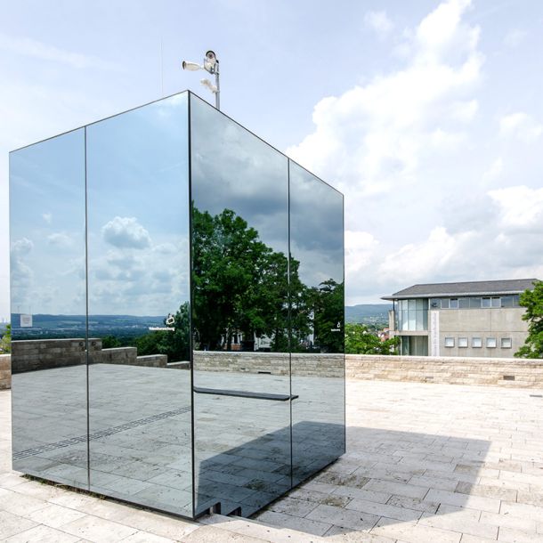 Moderner Cubus mit verspiegelten Oberflächen, modern