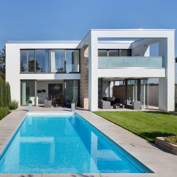 Modernes Gebäude mit Pool im Vordergrund